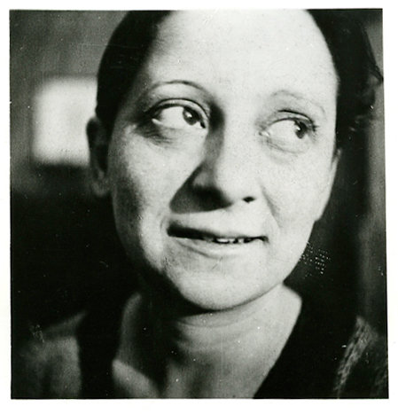 Portraitfoto Friedl Dicker-Brandeis, um 1940, IN 18.143/3a/FP